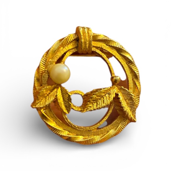 Vintage Jewelry - ✨ 3/$15 ✨ Elegant Gold Leaf Faux Pearl Accented Round Brooch